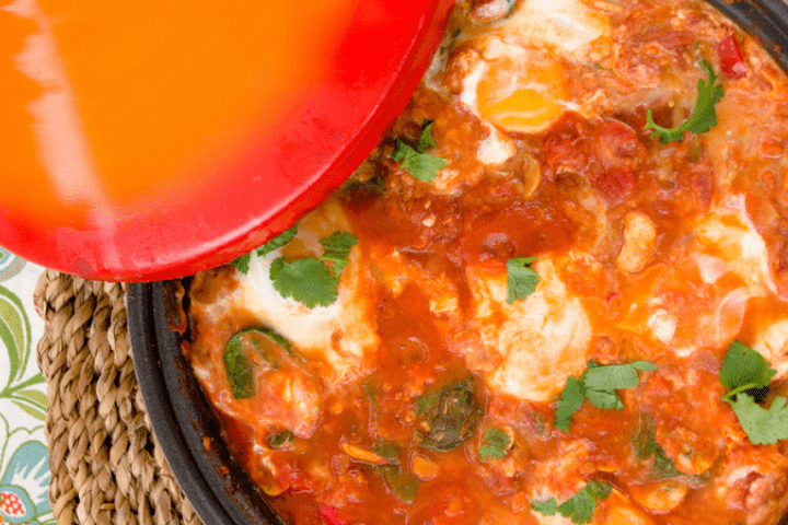 Tomato and egg stew in a red pot