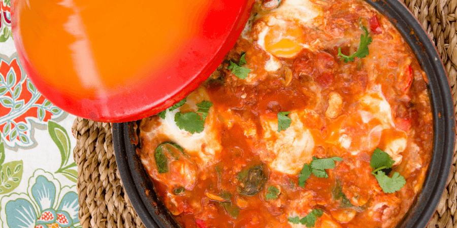 Tomato and egg stew in a red pot